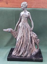 Statuetta terracotta argentata dama con levriero