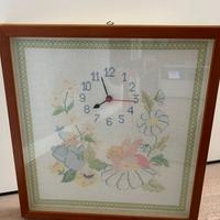 Orologio ricamato a mano da parete