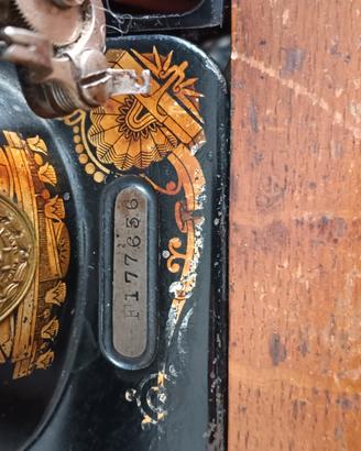 arredamento più macchina da cucire Singer del 1911