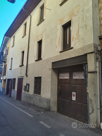 Intero stabile centro storico Intra con giardino