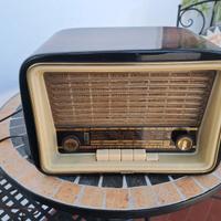 Radio a valvole Vega con FM funzionante.