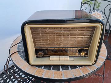 Radio a valvole Vega con FM funzionante.