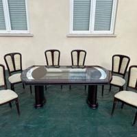 Tavolo in legno con vetri e sei sedie
