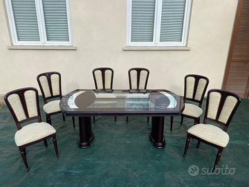 Tavolo in legno con vetri e sei sedie