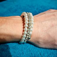 Bracciale elastico con perle finte – elegante