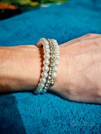 Bracciale elastico con perle finte – elegante