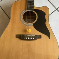 Chitarra acustica elettrificata