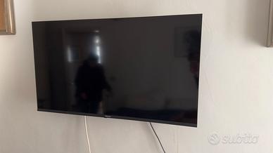 Smart TV Hisense con supporto a parete 40”