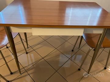 Tavolo vintage completo di 4 sedie