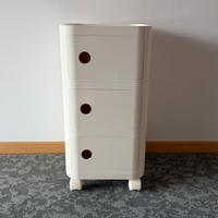 Armadietto panna con ruote e ante magnetiche