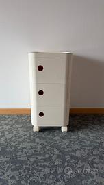 Armadietto panna con ruote e ante magnetiche