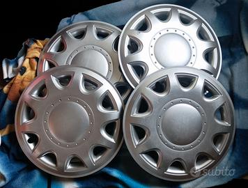 QUATTRO COPRIRUOTA per AUTO IN PLASTICA
