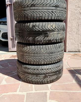 Set cerchi in lega con pneumatici 205/50 R16