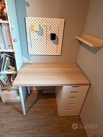 Scrivania con cassettoni ikea LAGKAPTEN / ALEX