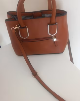 Borsa di Carpisa con manici e una cinta