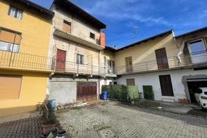 CASA SEMINDIPENDENTE A MOMO