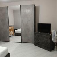 armadio nuovo con specchio centrale e ante scorrev