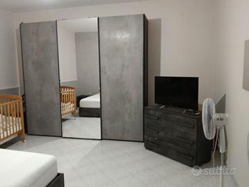 armadio nuovo con specchio centrale e ante scorrev