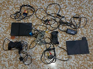 Due PlayStation 2 SLIM, da riparare, con 3 Joystic