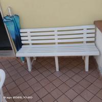 due panche in resina robusta