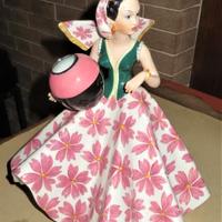 Donna con vaso - in porcellana, dipinta a mano -