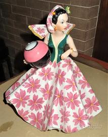 Donna con vaso - in porcellana, dipinta a mano -