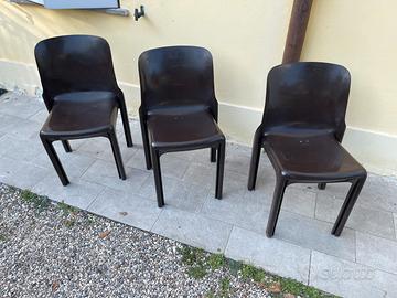 Tre sedie Artemide Selene di Vico Magistretti