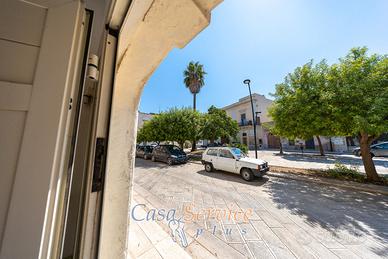 Locale al piano terra con destinazione commerciale