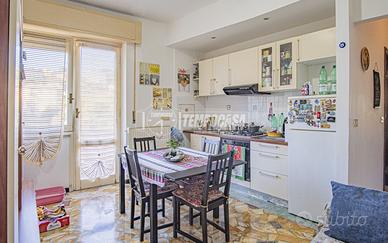 2 LOCALI CON BALCONE ULTIMO PIANO VISTA MARE