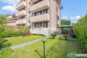 TRE LOCALI DOPPI SERVIZI CON GIARDINO E POSTO AUTO