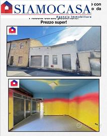 Locale commerciale con piccolo giardino