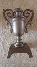 Candeliere portapalma con composizione floreale