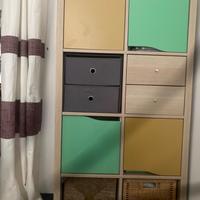 Mobile Ikea con box e ante colorate