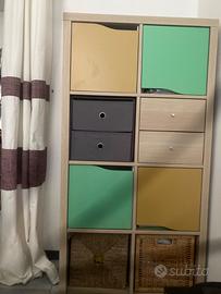 Mobile Ikea con box e ante colorate