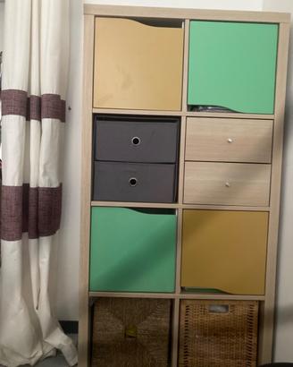 Mobile Ikea con box e ante colorate