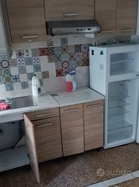 Cucina con frigorifero