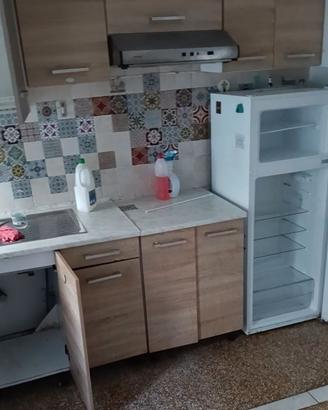 Cucina con frigorifero