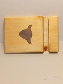 Porta telefono in legno artigianale con intarsio