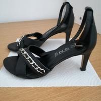 Sandali neri in pelle. 