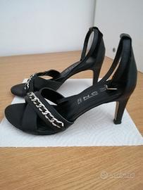 Sandali neri in pelle. 