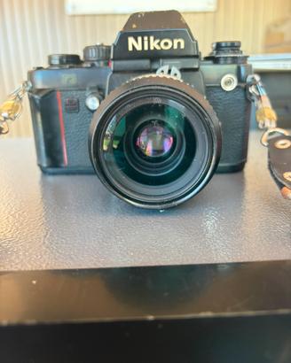 Fotocamera Nikon F3 completa di obiettivi