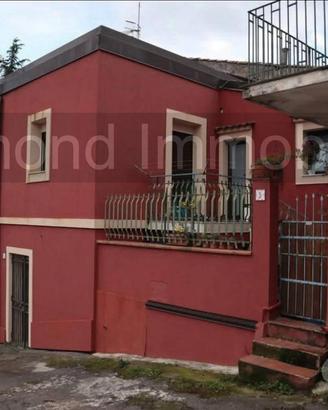 Casa singola di 100mq con garage a Santa Venerina