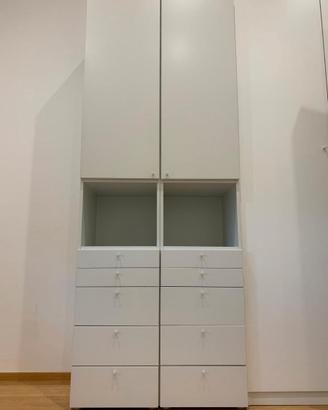 Armadio bianco con cassetti