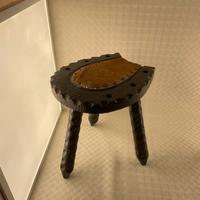 Sgabello Antico Artigianale in legno scolpito