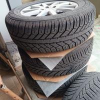 Treno completo di cerchi in lega con gomme montate