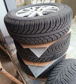 Treno completo di cerchi in lega con gomme montate