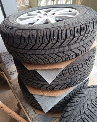 Treno completo di cerchi in lega con gomme montate