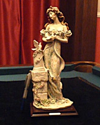 Capodimonte Armani Figura h. cm 34