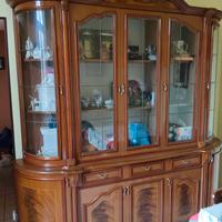 Mobile sala da pranzo con cristalliera color noce 