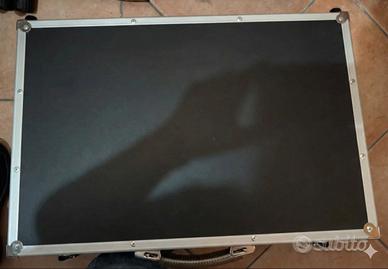 Pedalboard in legno 60x35 con flightcase rockcase